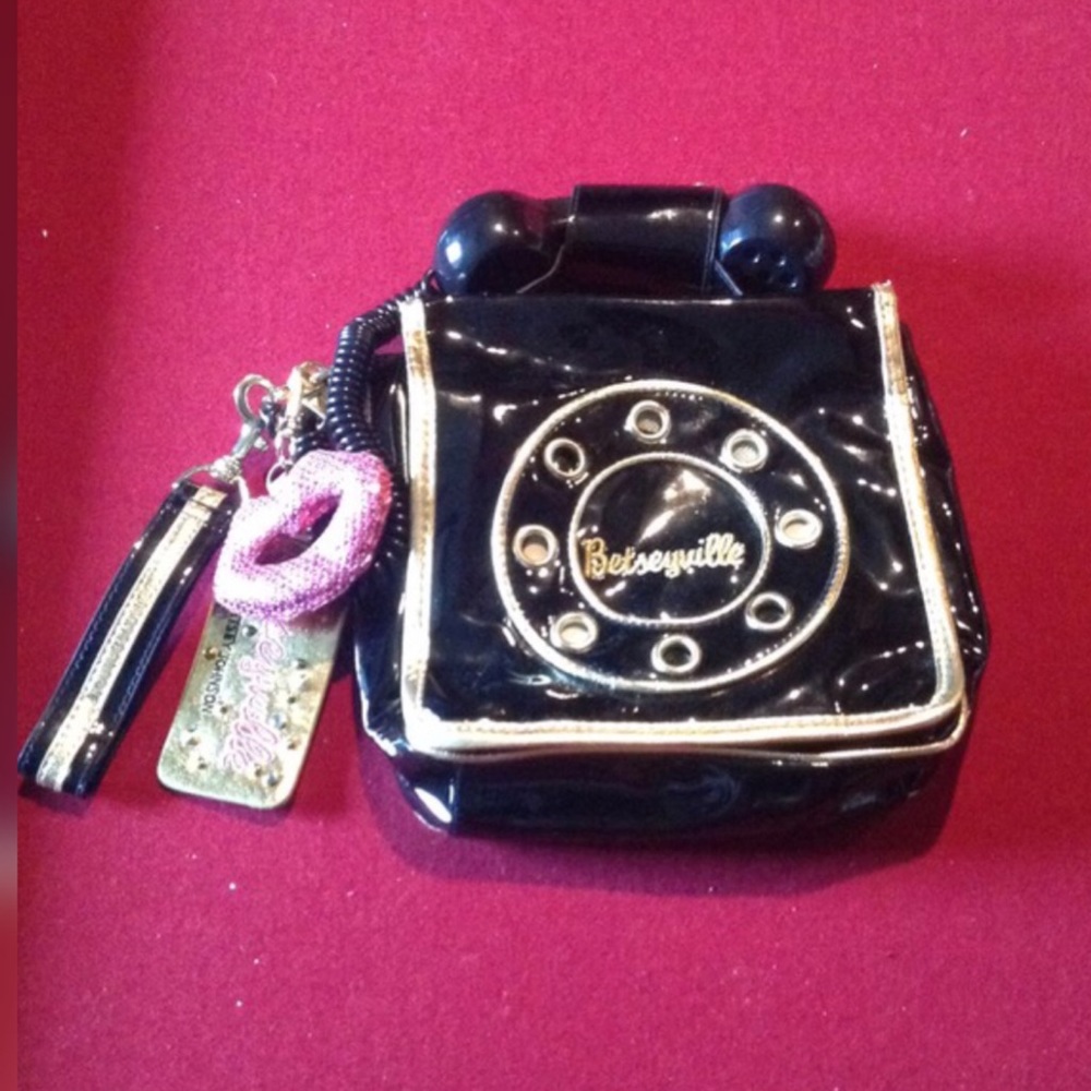 Betsey Johnson strap broken